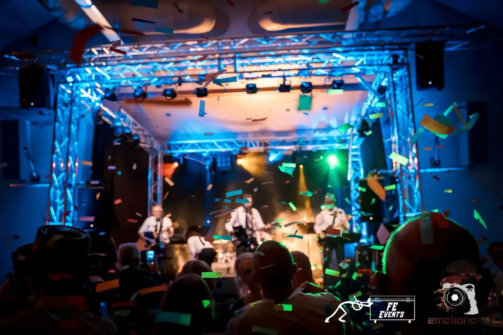Band mit Konfetti auf einer Traversenbühne mit Lichttechnik