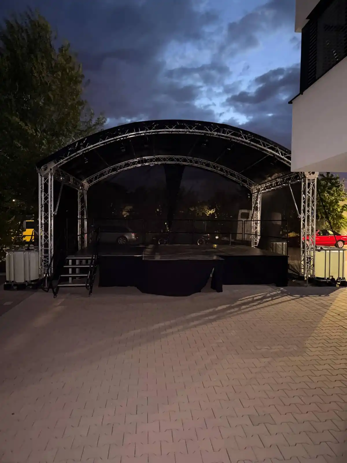Bühne mit gewölbtem Dach in der Abenddämmerung