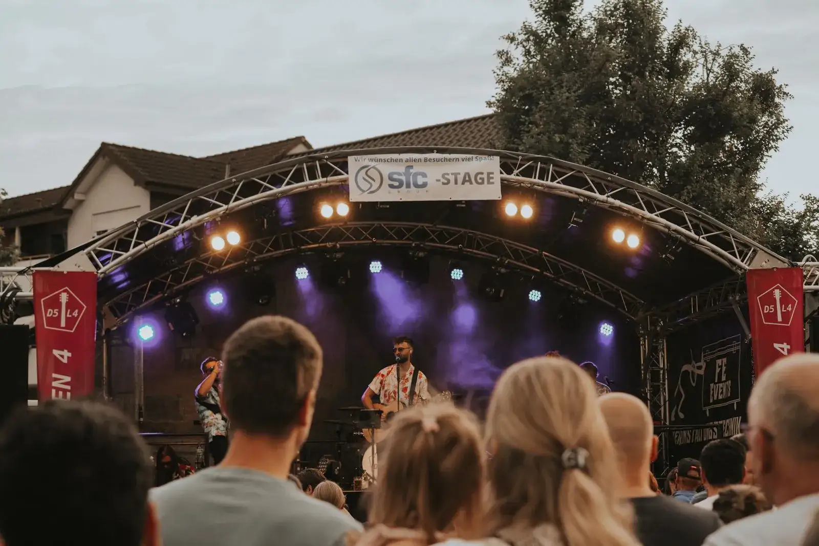 Band auf einer Bühne mit Traversendach vor Publikum bei einem Stadtfest