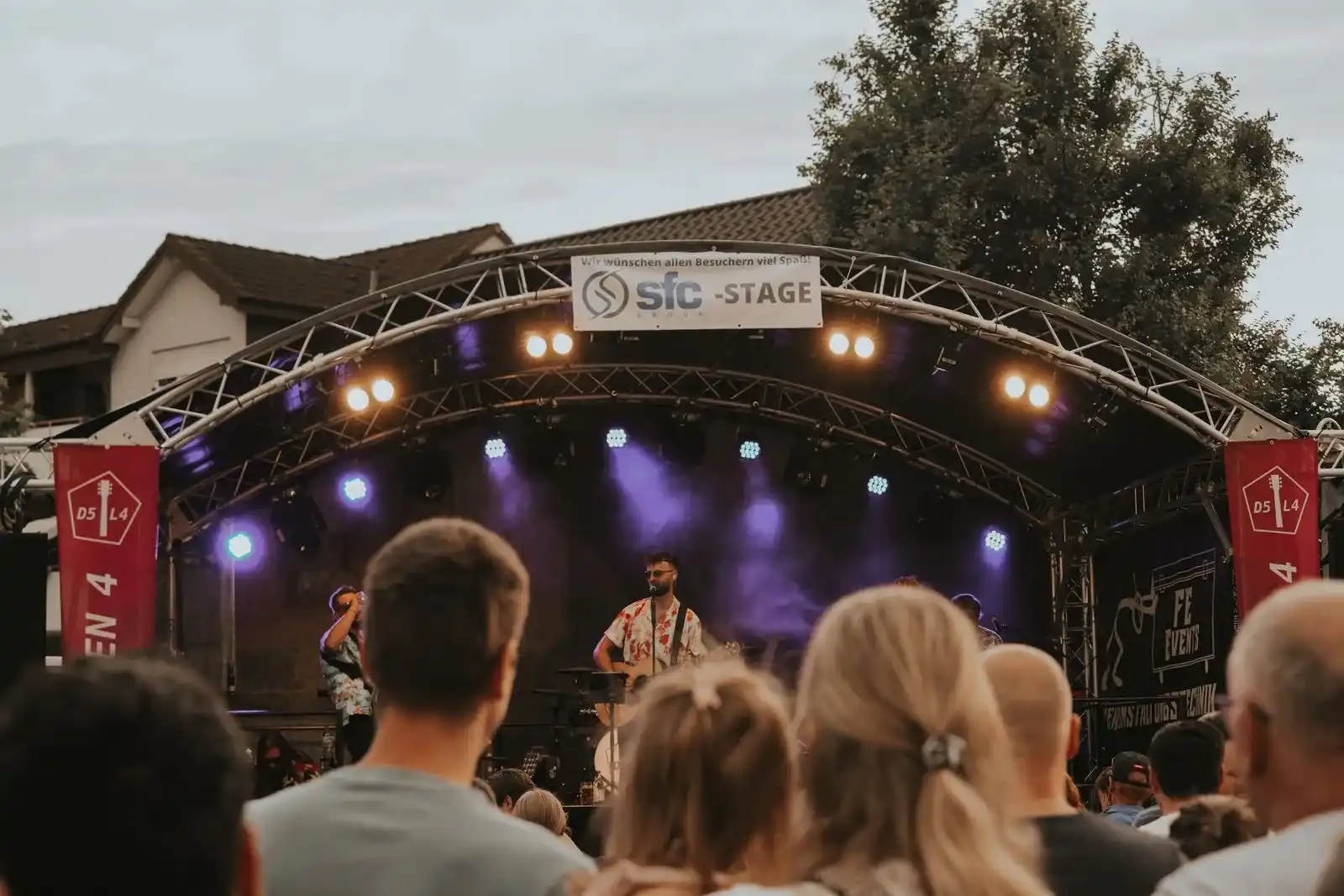 Band auf einer Bühne mit Traversendach vor Publikum bei einem Stadtfest